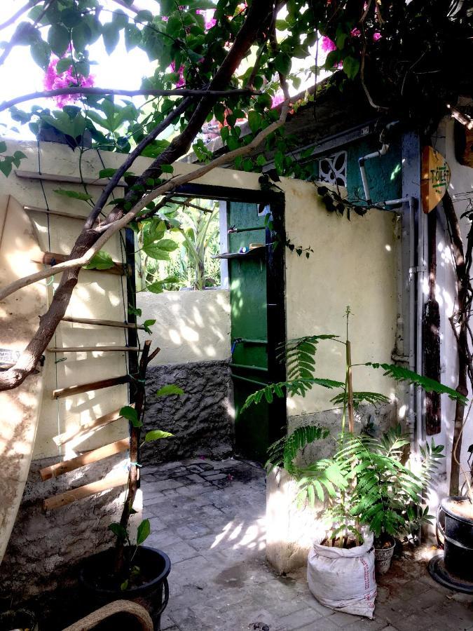 Merdeka House Maluk Kültér fotó